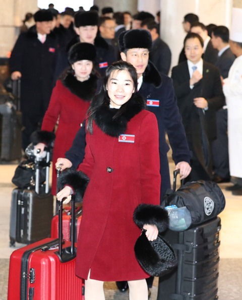 북한 태권도시범단이 15일 오전 북한으로 귀환하기 위해 서울시 광진구 워커힐 호텔을 떠나고 있다. 남측에서 4차례 시범공연을 마친 북한 태권도시범단은 이날 파주 남북출입사무소를 거쳐 경의선 육로로 돌아간다.   연합
