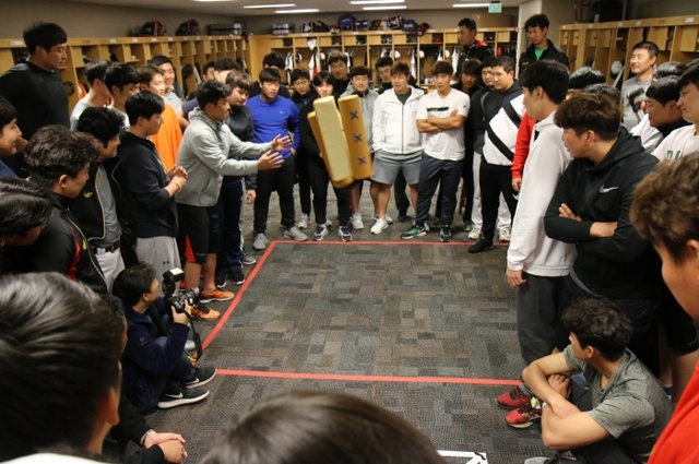 ▲ 17일(한국시각) 설날을 맞은 kt wiz 선수단이 오전 훈련 종료 후, 키노 스포츠컴플렉스 락카룸에서 윷놀이를 즐기고 있다. kt wiz 제공