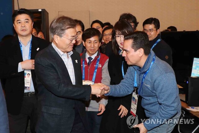 문재인 대통령이 17일 오후 평창 동계올림픽 메인프레스센터를 방문, 외신 기자와 악수하고 있다.연합뉴스