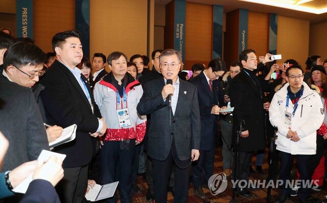 문재인 대통령이 17일 오후 평창 동계올림픽 메인프레스센터를 방문, 내외신 기자 워크룸에서 노고를 격려하는 인사말을 하고 있다.연합뉴스