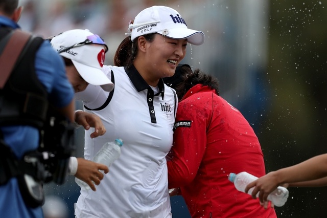 ▲ 18일 호주 애들레이드의 쿠용가 골프클럽에서 막을 내린 미국여자프로골프(LPGA)투어 ISPS 한다 호주여자오픈 우승자 고진영(23)이 생수 세례를 받고 있다.연합뉴스