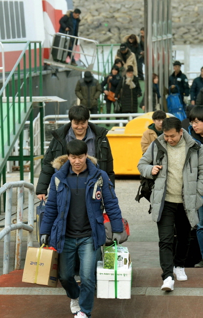 ▲ 설 연휴 마지막 날인 18일 오전 인천시 중구 인천항 연안여객터미널 부두에 도착한 인천시 옹진군 섬지역 귀경객들이 저마다 고향의 선물을 든 채 부두잔교를 빠져 나오고 있다. 장용준기자