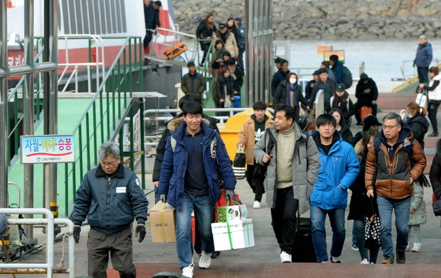 ▲ 설 연휴 마지막 날인 18일 오전 인천시 중구 인천항 연안여객터미널 부두에 도착한 인천시 옹진군 섬지역 귀경객들이 저마다 고향의 선물을 든 채 부두잔교를 빠져 나오고 있다. 장용준기자