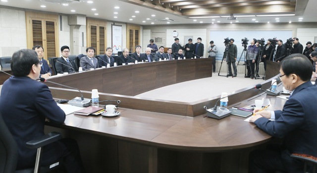 ▲ 인천시와 한국지엠 협력업체 대표들이 19일 인천시청 영상회의실에서 간담회를 열고 제너럴모터스(GM)의 군산공장 폐쇄 결정에 따른 피해 최소화 방안을 논의하고 있다.  연합뉴스