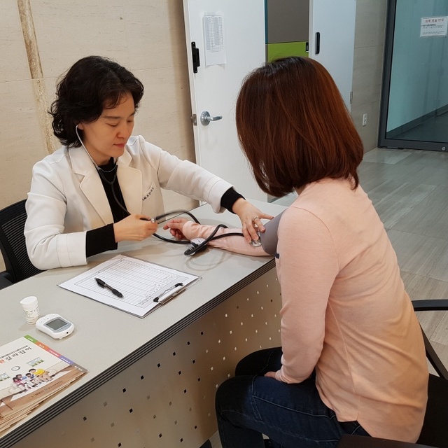 ▲ 고양시 가좌보건지소가 '동네 상가 건강지킴이' 서비스를 시행해 지역 상인을 비롯한 주민들의 건강을 책임지고 있다.