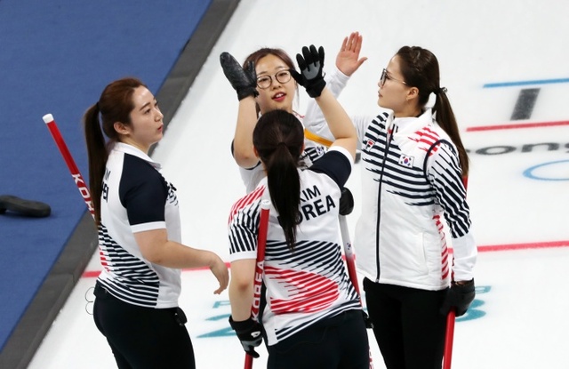 ▲ 19일 강릉컬링센터에서 열린 여자 컬링 예선 대한민국과 스웨덴의 경기. 한국 선수들이 7대6으로 승리한 뒤 기쁨의 하이파이브를 하고 있다.연합뉴스
