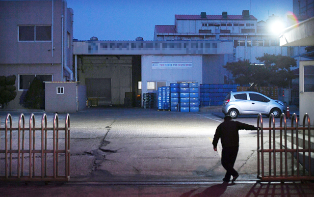 ▲ GM의 군산공장 폐쇄 방침 발표 이후 도내 산업단지에도 비상이 걸렸다. 19일 안산반월공단 내 한 자동차 부품 업체에서 관계자가 공장 문을 닫고 있다. 조태형기자