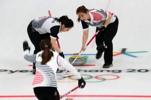 ▲ 지난 19일 강릉컬링센터에서 열린 여자 컬링 예선 대한민국과 스웨덴의 경기. 한국의 김경애(왼쪽)와 김영미 자매가 힘을 합해 스위핑하고 있다.연합뉴스
