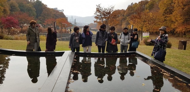 ▲ 지난해 11월 성남 율동공원에서 해설이 있는 문화 관광 프로그램에 참여한 관광객들이 해설사의 설명을 듣고 있다. 사진=성남시 제공