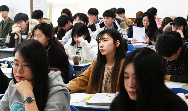 ▲ 한국 청년실업률이 4년째 10%대를 유지하며 개선 조짐이 좀처럼 보이지 않고 있다. 20일 수원시내 한 어학원에서 학생들이 취업에 필요한 토익 공부에 열중하고 있다. 학원 관계자는 “방학 동안 취업에 필요한 토익, 영어면접을 위해 학원을 찾는 취업준비생들이 부쩍 많아졌다”고 말했다. 조태형기자
