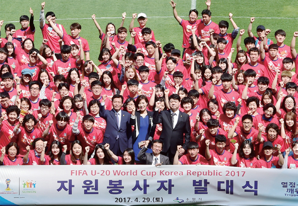 ▲ 지난해 4월 FIFA U-20 월드컵 자원봉사자 발대식에 참석한 이한규 제1부시장.  수원시 제공