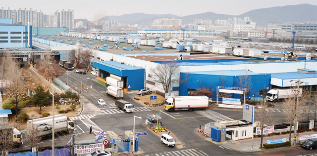▲ 인천시가 한국GM 부평공장의 외투지역 지정 등 한국GM의 정상화 여건 조성 협조를 정부측에 요구하기로 했다. 사진은 인천시 부평구 청천동 한국GM 부평공장 전경. 장용준기자