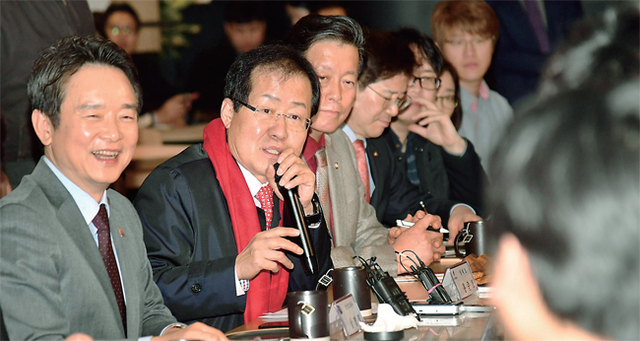 ▲ 자유한국당 홍준표 대표와 남경필 경기도지사가 20일 오후 성남시 판교 스타트업캠퍼스에서 열린 입주기업 현장 간담회에 참석, 업체 대표들과 대화를 나누고 있다. 전형민기자