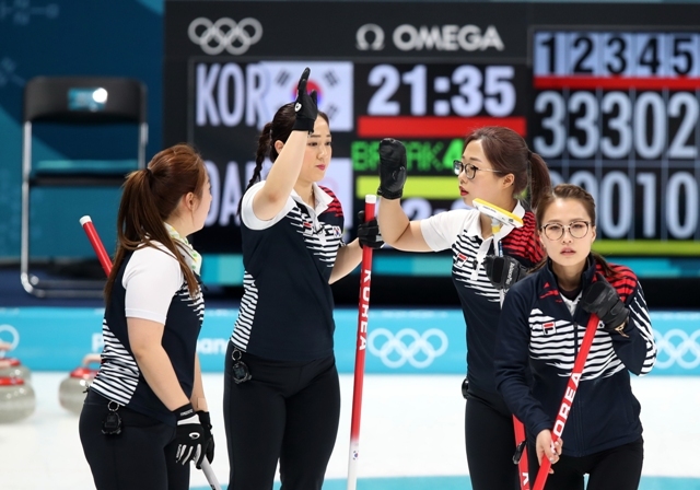 ▲ 21일 강릉컬링센터에서 열린 여자 컬링 예선 대한민국과 러시아 출신 올림픽 선수(OAR)의 경기. 한국 선수들이 점수를 딴 뒤 파이팅하고 있다. /연합