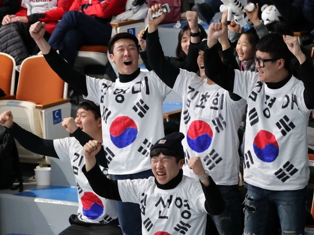 ▲ 21일 강릉컬링센터에서 열린 여자 컬링 예선 대한민국과 러시아 출신 올림픽 선수(OAR)의 경기. 한국 선수들의 이름이 적힌 옷을 입은 관중들이 힘차게 응원하고 있다.  /연합