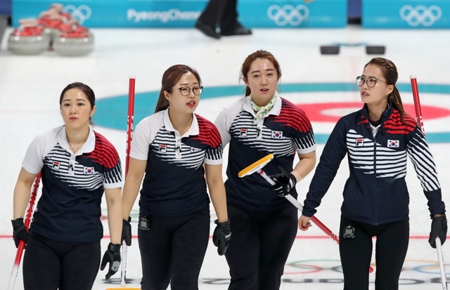 ▲ 21일 강릉컬링센터에서 열린 여자 컬링 예선 대한민국과 러시아 출신 올림픽 선수(OAR)의 경기에서 11대2로 승리를 거둔 한국팀 선수들이 관중들에게 인사를 한 뒤 경기장을 나서고 있다. 왼쪽부터 김영미 동생 김경애, 김영미 동생 친구 김선영, 김영미, 김영미 친구 김은정.   /연합