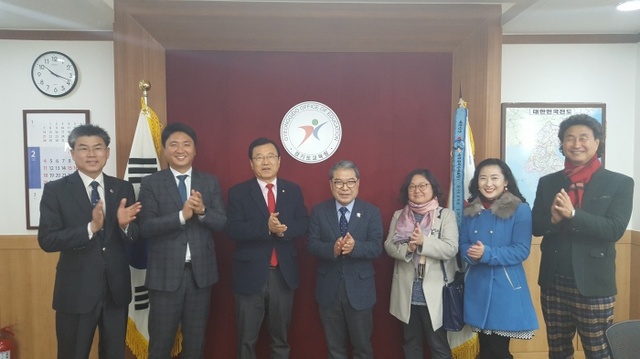 ▲ 자유한국당 이현재 의원(왼쪽에서 세번째)은 21일 이재정 경기도교육감(가운데)을 만나 하남 지역 교육여건 개선을 위한 협조를 요청했다.(이현재 의원실 제공)