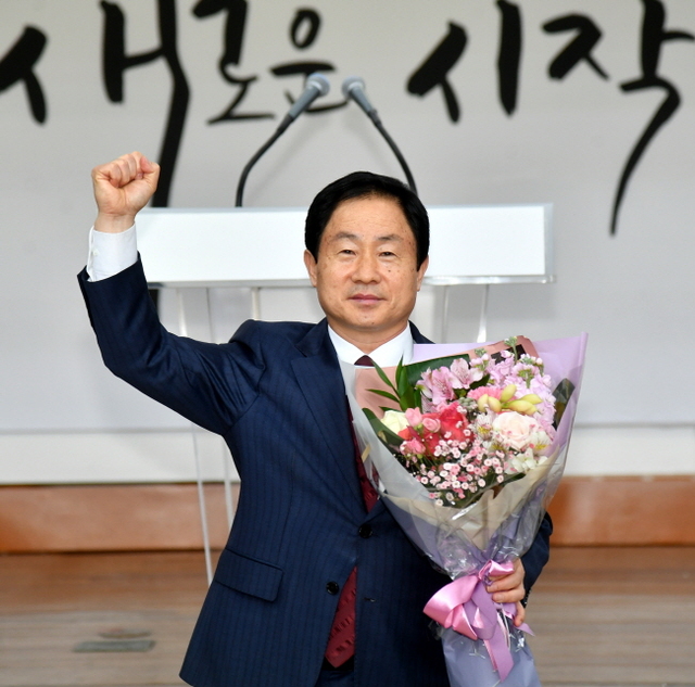 자유한국당 경기도당위원장 취임식 및 주요당직자 임명식 수여식이 열린 21일 주광덕 신임 도당위원장이 꽃다발을 받은 뒤 손을 들어 인사하고 있다. 김시범기자