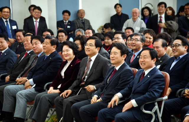 자유한국당 경기도당위원장 취임식 및 주요당직자 임명식 수여식이 열린 21일 주광덕 신임 도당위원장이 남경필 경기도지사, 심재철 국회부의장 등과 함께 박수를 치고 있다. 김시범기자