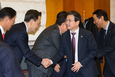 ▲ 김용범 부위원장이 증권사 사장단과 악수를 하고 있다. 사진/금융위원회