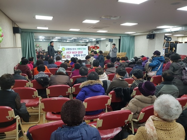 ▲ 지난 21일 의정부경찰서는 의정부노인복지관을 방문해 교통법규 준수, 생명의 약속 캠페인을 진행했다. 사진=의정부경찰서