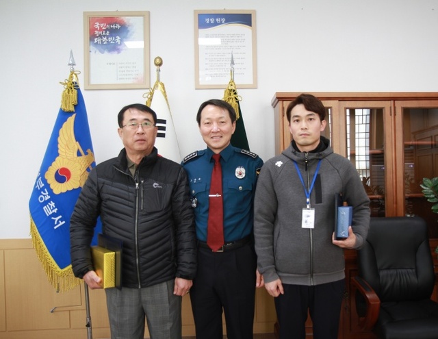 ▲ 지난 21일 의정부경찰서는 치매어르신을 발견하고 신병을 경찰에 인계한 시민(왼쪽)에게 감사장을 수여했다. 사진=의정부경찰서