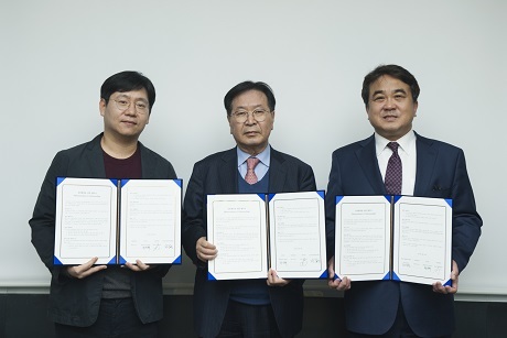 ▲ 네이버 최인혁 총괄부사장, 대웅제약 이종욱 대표이사, 분당서울대병원 전상훈 원장(좌측부터)이 헬스케어 빅데이터를 활용한 공동연구 업무협약식에 참석했다. 사진/네이버