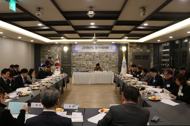 ▲ 수원시장애인체육회가 22일 수원 호텔리츠컨벤션웨딩에서 최선임 부회장을 비롯해 이사 및 대의원 60여 명이 참석한 가운데 2018년 정기 이사회 및 대의원 총회를 개최했다.수원시장애인체육회 제공