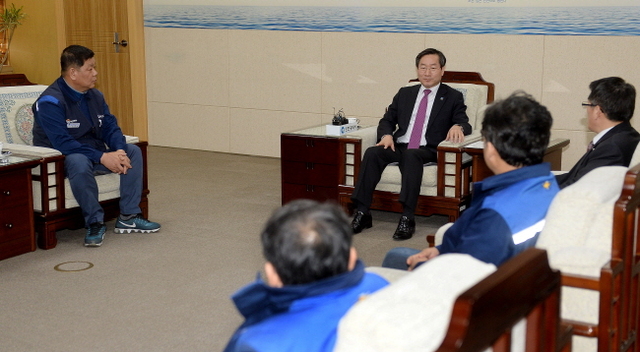 ▲ 인천시 한국GM노조 간담회 22일 오후 유정복 인천시장과 임한택 한국GM노조위원장을 비롯한 노조간부들이 인천시청 시장 접견실에서 GM 군산공장 폐쇄사태에 대한 대책을 논의하는 간담회를 갖고 있다.장용준기자