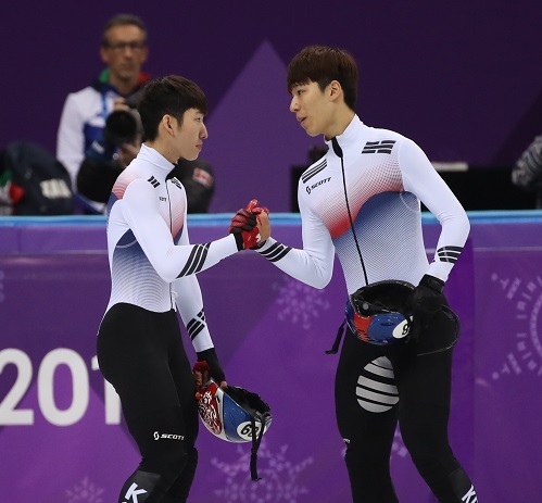 ▲ 쇼트트랙 남자 500ｍ에서 은·동메달을 따낸 황대헌과 임효준이 경기에 앞서 악수하고 있다. 연합뉴스