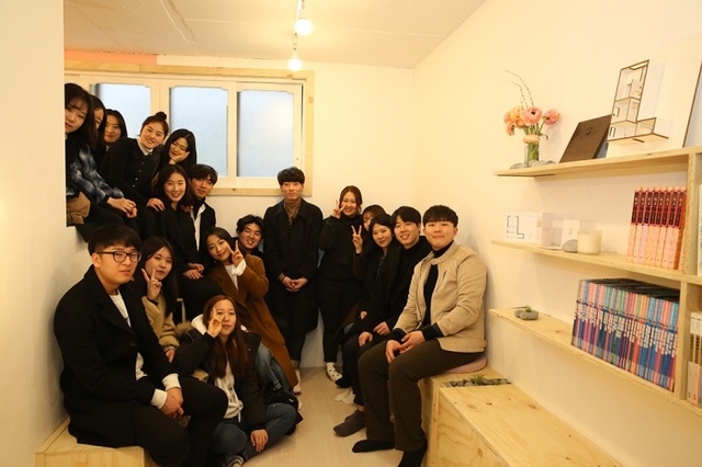 ▲ 가천대학교 실내건축학과학생들이 새로운 공간으로 탈바꿈한 청소년 쉼터 '오르내리'에서 기념촬영을 하고 있다.  사진=가천대학교 제공