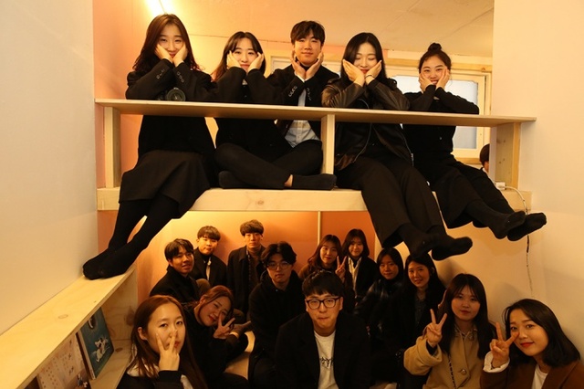 ▲ 가천대학교 실내건축학과학생들이 새로운 공간으로 탈바꿈한 청소년 쉼터 '오르내리'에서 기념촬영을 하고 있다. 사진=가천대학교 제공