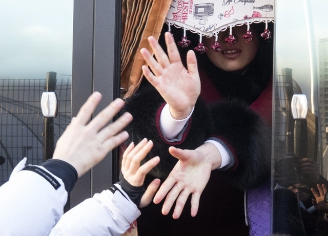 ▲ 2018 평창동계올림픽 다음날인 26일 오전 강릉 올림픽선수촌에서 남북 여자 아이스 하키팀이 작별 인사를 하고 있다.연합뉴스