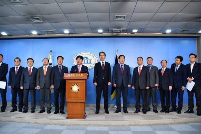 ▲ 접경지역 시장군수들과 국회의원들이 26일 '군인 외출, 외박구역 제한 폐지 결정' 철회를 촉구하는 기자회견을 갖고 있다(김성원 의원실 제공)