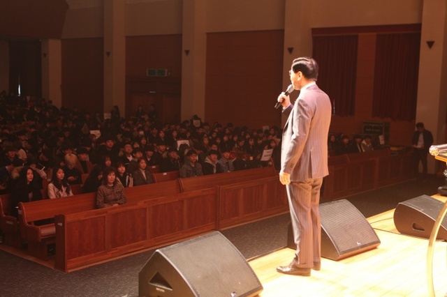▲ 평택대 유종근 총장이 신입생들에게 특강하고 있다.