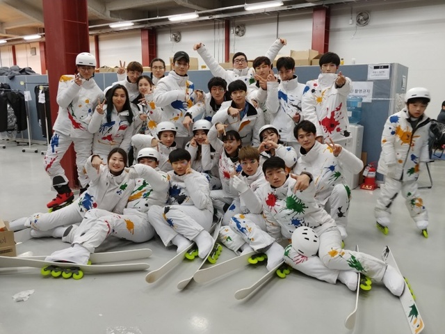 ▲ 평창 올림픽스타디움에서 열린 평창 동계올림픽 폐막식에서 ‘내일을 달리는 꿈’ 퍼포먼스에 참가한 인하대 인라인스케이트 동호회 ‘탈라리아’ 회원들이 기념촬영을 하고 있다