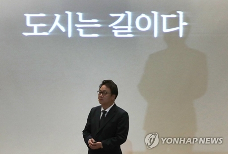▲ 더불어민주당 민병두 의원이 25일 국회 의원회관에서 열린 ‘미래전략연구소 심포지엄, 4차산업시대의 사람과도시’에서 기조발제를 하고 있다. 사진=연합뉴스