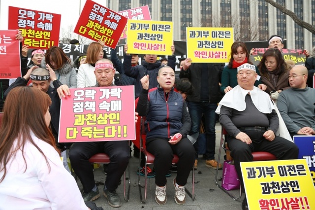 28일 정부서울청사 별관 3층 국제회의장 앞에서 신계용 과천시장이 정부의 과학기술정보통신부 세종시 이전 방침에 반발해 지역 상인 및 사회단체장들과 함께 삭발을 하고 있다.