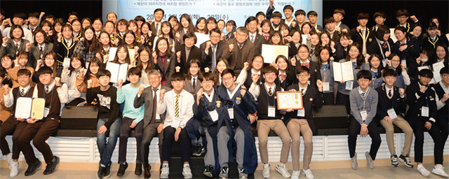 ▲ 대회 둘째 날인 28일 최종식 경기일보 기획관리실장, 김양한 민주평화통일자문회의 파주시협의회장 등 참석내빈들이 참가 학생들과 기념촬영을 하고 있다.