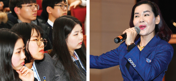 ▲ 대회 첫째 날인 27일 참가 학생들이 집중해서 토론을 경청하고 있다. 지난 2003년 탈북한 김영옥 평양백두한라예술단장이 학생들을 위해 노래를 부르고 있다.