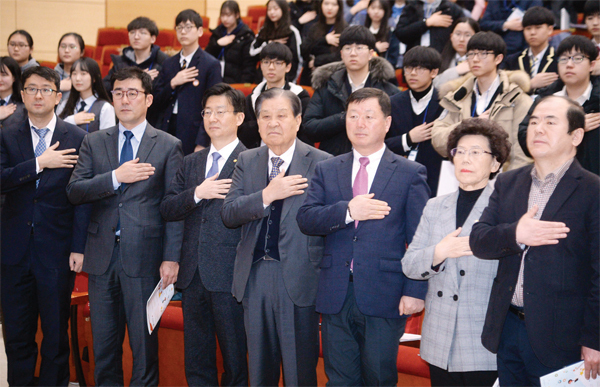 27일 신항철 경기일보 대표이사 사장, 김양한 민주평화통일자문회의 파주시협의회장, 김준태 파주시장 권한대행, 이평자 파주시의회 의장과 참석 내빈들이 국민의례를 하고 있다.