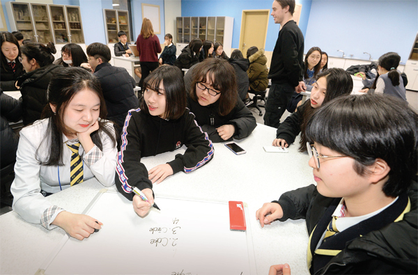 대회 둘째 날인 28일 참가 학생들이 World Culture Game Show를 하고 있다.