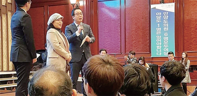▲ 정기열 경기도의회 의장(더불어민주당•안양4)이 28일 안양 더그레이스캘리에서 ‘평범한 사람의 꿈과 희망이 되겠습니다’라는 슬로건으로 북콘서트를 개최하고 있다. 박준상기자