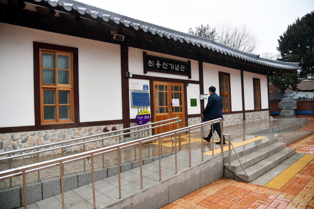 안산시 상록구 본오동 상록수공원 내 최용신 기념관에서 문화해설사가 전시품을 소개하고 있다. 최용신은 일제강점기 당시 농촌계몽운동에 일생을 바친 여성 독운동가로 심훈의 소설 '상록수'의 주인공 채영신의 실제인물이다. 김시범기자.jpg