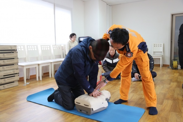 ▲ 분당소방서 소방관이 분당구 동원1통 주민들 대상으로 실습용 마네킹을 활용한 심폐소생술 교육을 진행하고 있다. 사진=분당소방서 제공