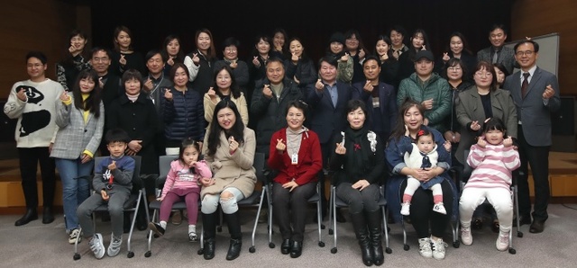 ▲ 화성시 대표 홍보대사가 될  2018 화성시 SNS 시민서포터즈가 기념촬영을 하고 있다.화성시청 제공