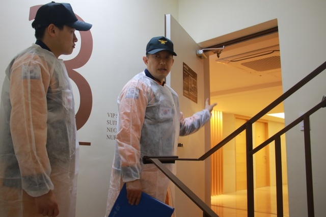 ▲ 성남소방서 119소방안전패트롤 팀이 관내 산후조리원을 방문해 비상구 폐쇄, 소방시설 차단 등 3대 불법행위에 대해 점검을 벌이고 있다. 사진=성남소방서 제공