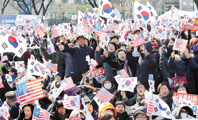 ▲ 오후 서울 중구 태평로에서 열린 3•1절 구국기도회 및 국민대회에서 참가자들이 태극기와 성조기를 들고 구호를 외치고 있다. 연합뉴스