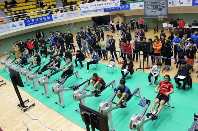 ▲ 4일 수원 광교씨름전용체육관에서 벌어진 제17회 전국실내조정선수권대회에 참가한 선수들이 힘차게 에르고메터를 당기고 있다.대한조정협회 제공