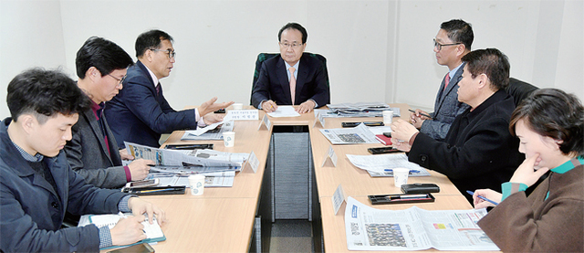 ▲ 경기일보 2월 독자권익위원회 회의에서 위원들이 지난달 본보 편집방향 등에 대해 평가하고 있다. 김시범기자